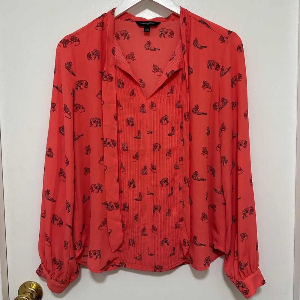 Banana Republic Pleated Bow Neck Blouse Coral Color Women’s Tiger Print Size S